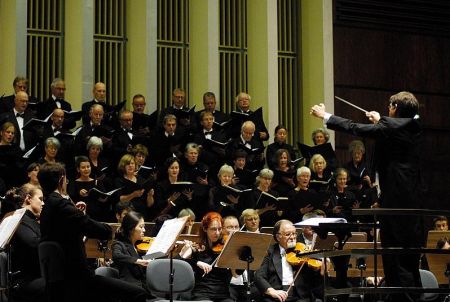 Der Chor des Musikvereins Bielefeld unter der Leitung der Bielefelder Philharmoniker (Foto: Claudia Viotto)